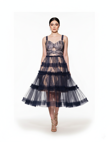 Vestido corto bordado con sobrepollera de tul