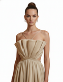 VESTIDO DORADO CON DRAPEADO ESCULTURAL